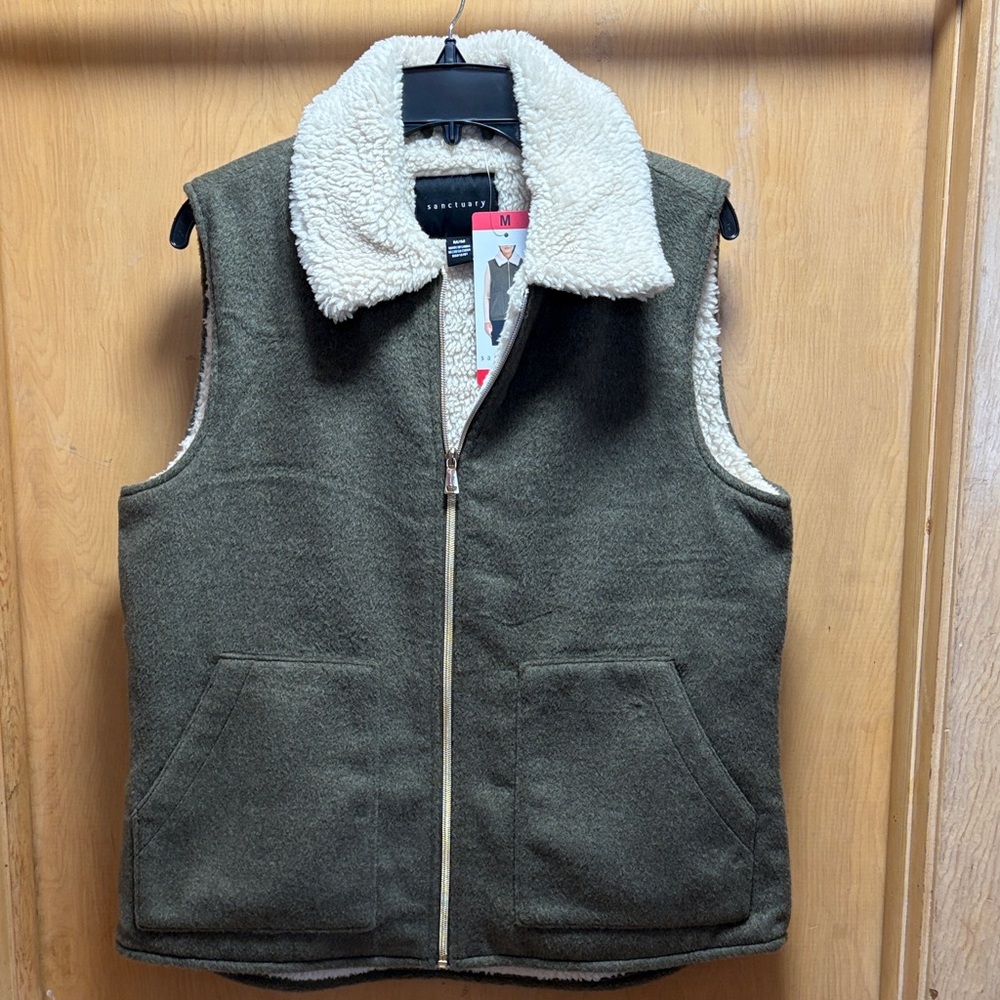 Women’s Faux Fur lined zipper vest. Medium. BNWT.